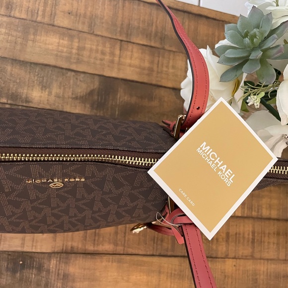 SOLD-MICHAEL Michael Kors Jet Set Charm - Picture 6 of 15